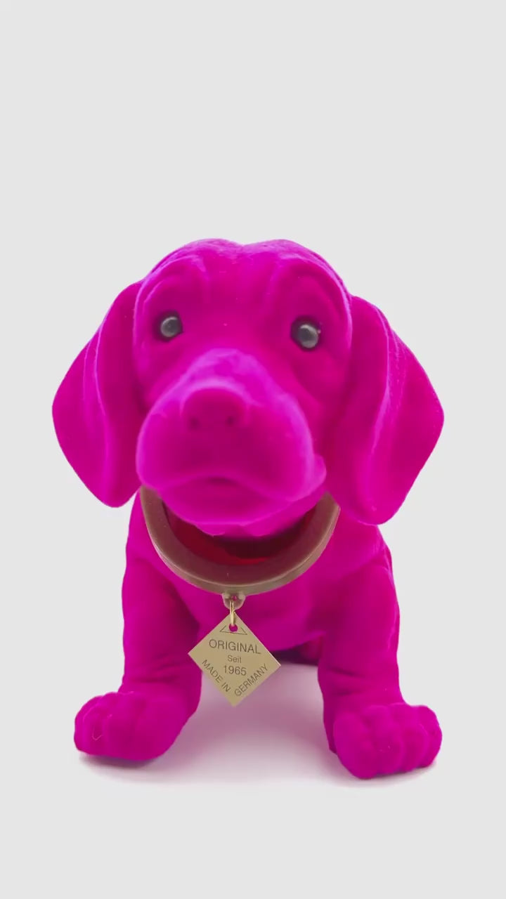 Escapulario Original Wackeldackel Groß Pink Flock als auffälliges pinkes Autozubehör fürs Armaturenbrett als lebhafte Retro Deko und Geschenk für Autoliebhaber.